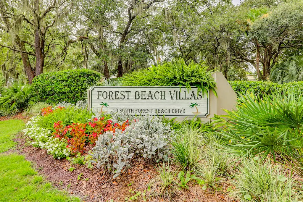 Charming condo near the beach with outdoor pool, tennis courts, balcony, W/D, AC