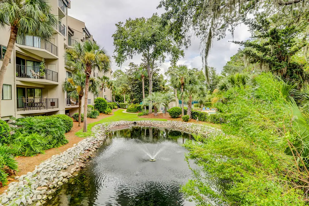 Charming condo near the beach with outdoor pool, tennis courts, balcony, W/D, AC