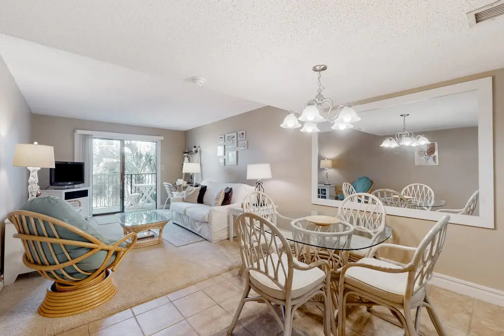 Sunny condo with central AC, pool, tennis, picnic area, & beach access