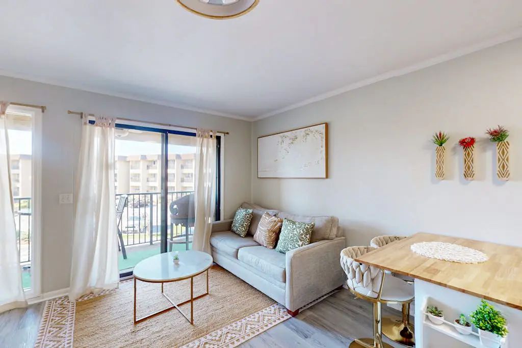 Relaxing condo with furnished balcony, outdoor pool, tennis, fitness center