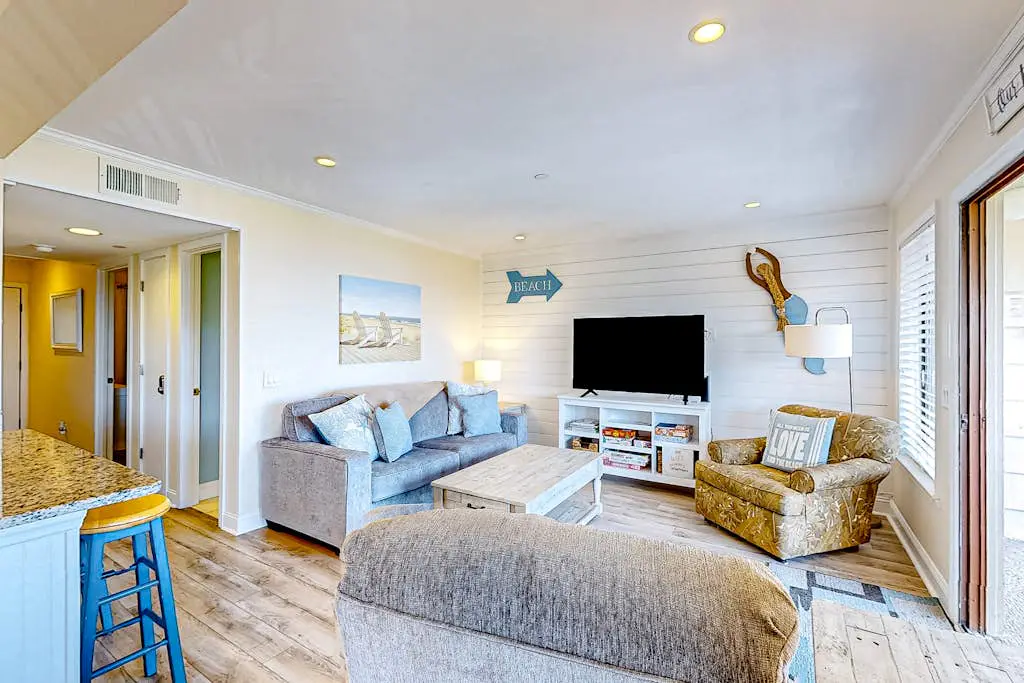 Newly renovated beachfront condo with pool, tennis, restaurants, gym, & balcony