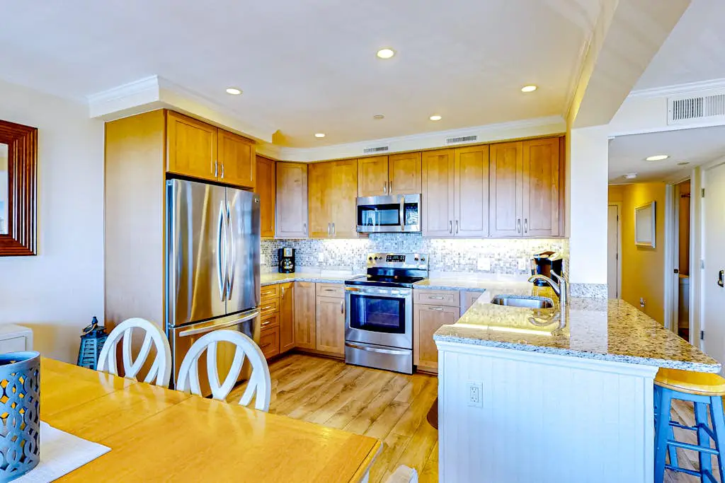 Newly renovated beachfront condo with pool, tennis, restaurants, gym, & balcony