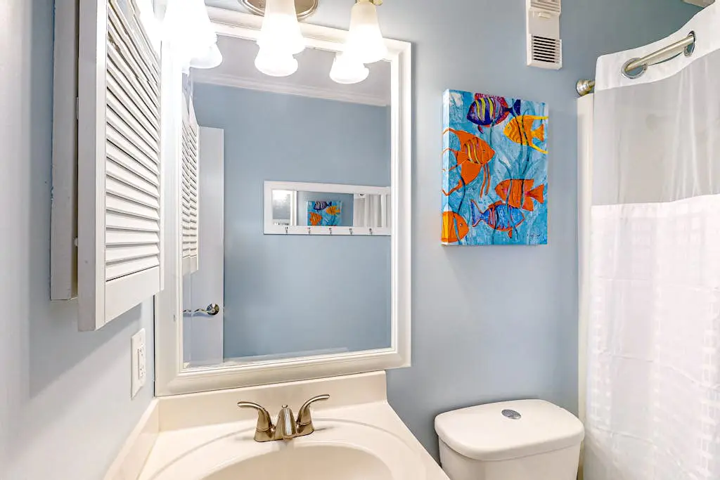 Newly renovated beachfront condo with pool, tennis, restaurants, gym, & balcony