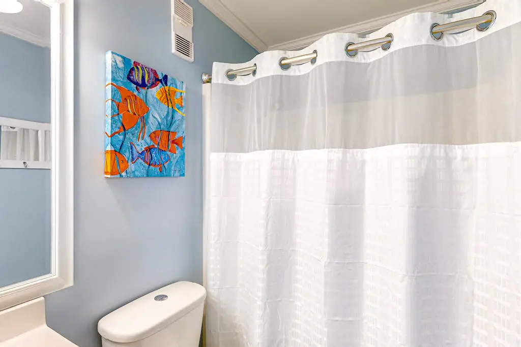 Newly renovated beachfront condo with pool, tennis, restaurants, gym, & balcony