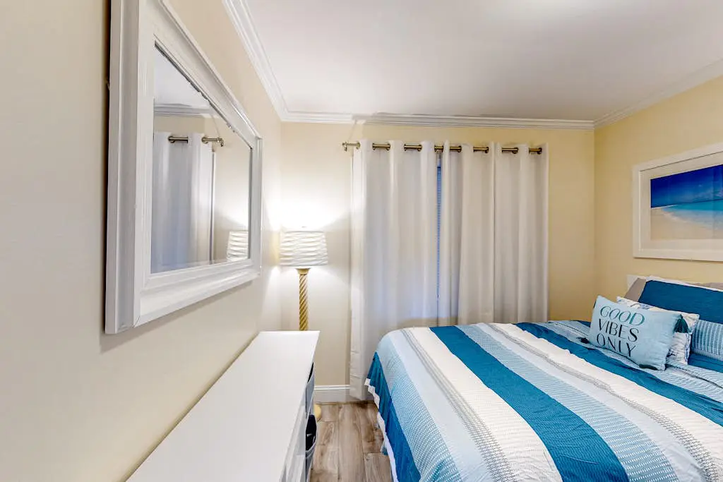 Newly renovated beachfront condo with pool, tennis, restaurants, gym, & balcony