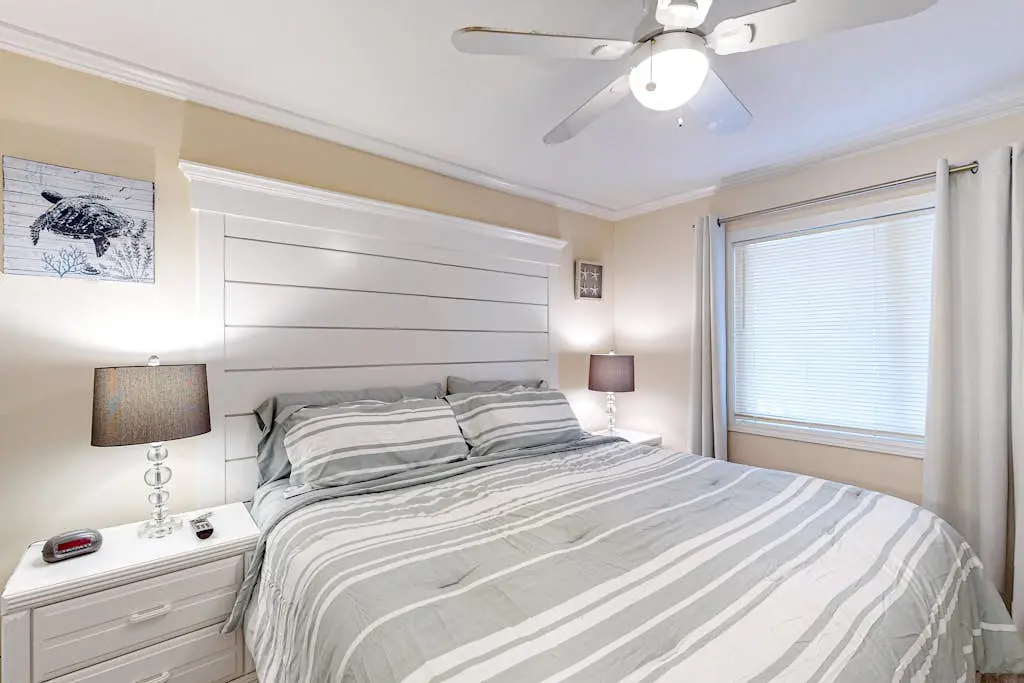 Newly renovated beachfront condo with pool, tennis, restaurants, gym, & balcony