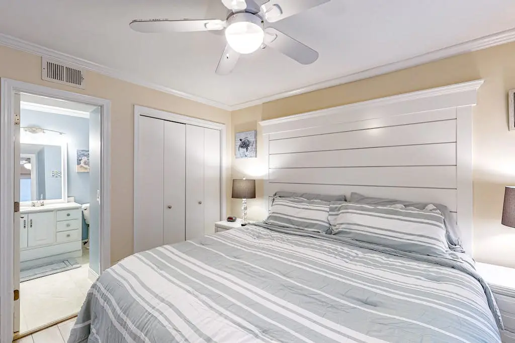 Newly renovated beachfront condo with pool, tennis, restaurants, gym, & balcony