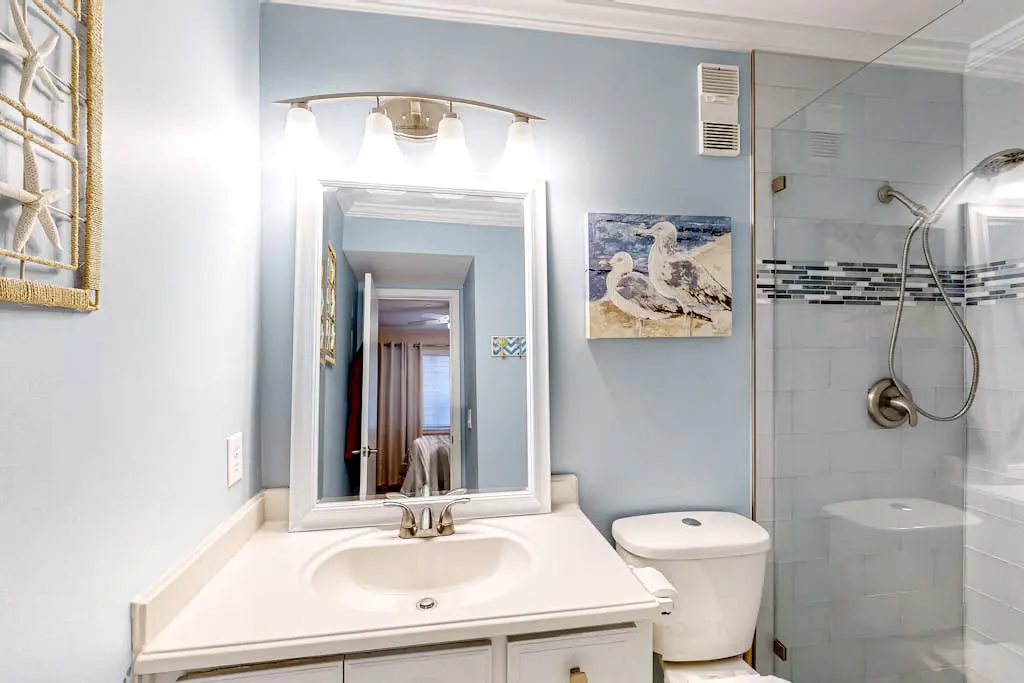 Newly renovated beachfront condo with pool, tennis, restaurants, gym, & balcony