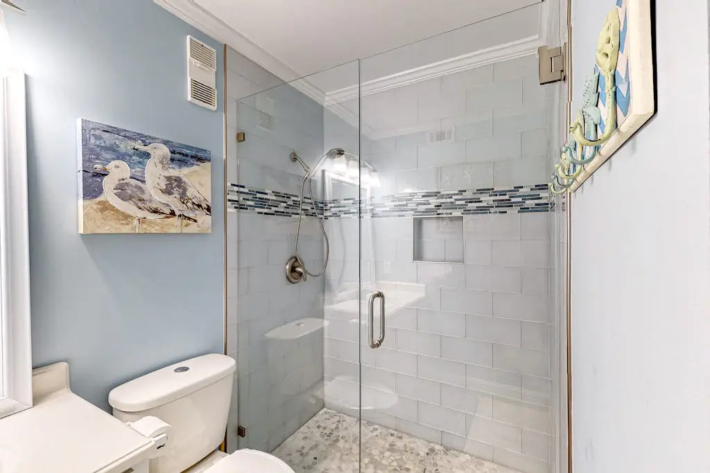 Newly renovated beachfront condo with pool, tennis, restaurants, gym, & balcony