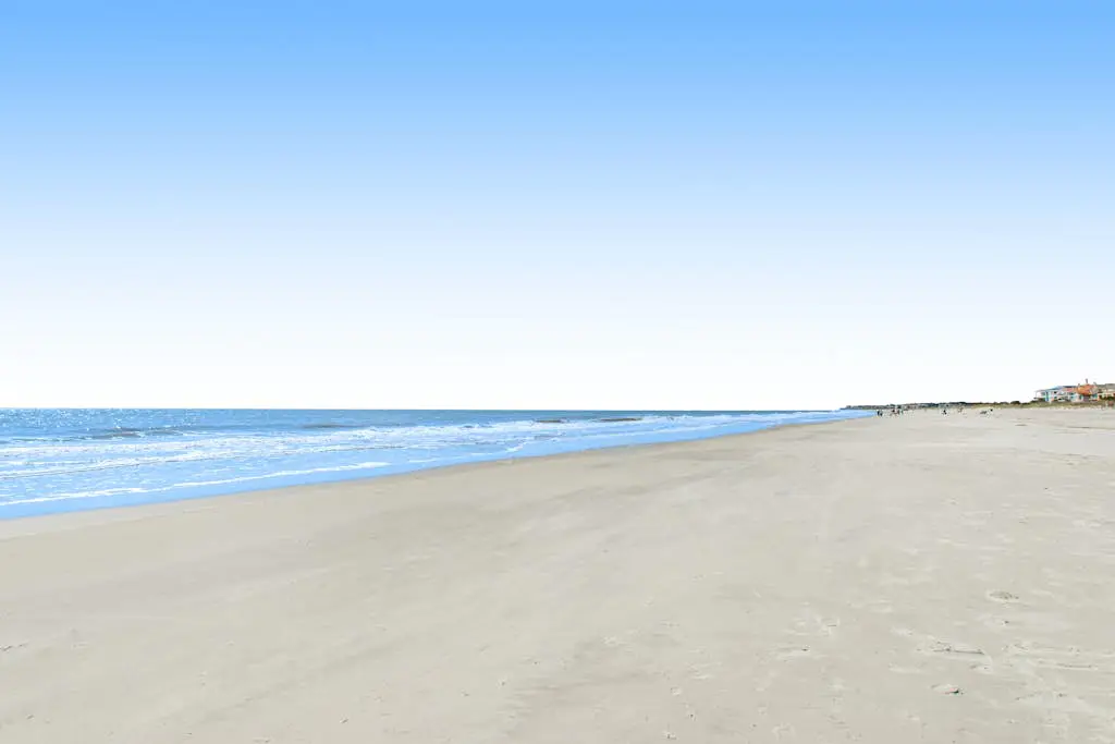Newly renovated beachfront condo with pool, tennis, restaurants, gym, & balcony