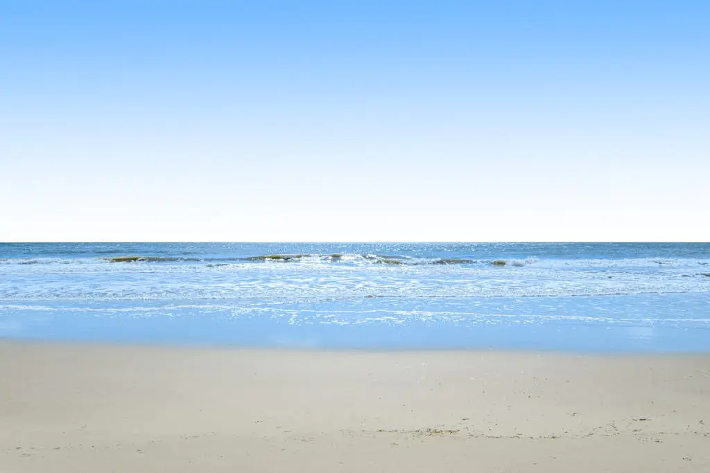 Newly renovated beachfront condo with pool, tennis, restaurants, gym, & balcony