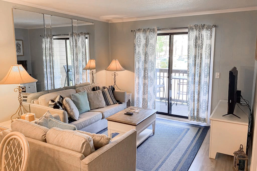 1st floor condo with balcony, pools, tennis & close to beach