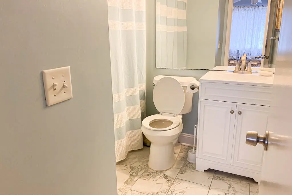 1st floor condo with  balcony, pools, tennis & close to beach