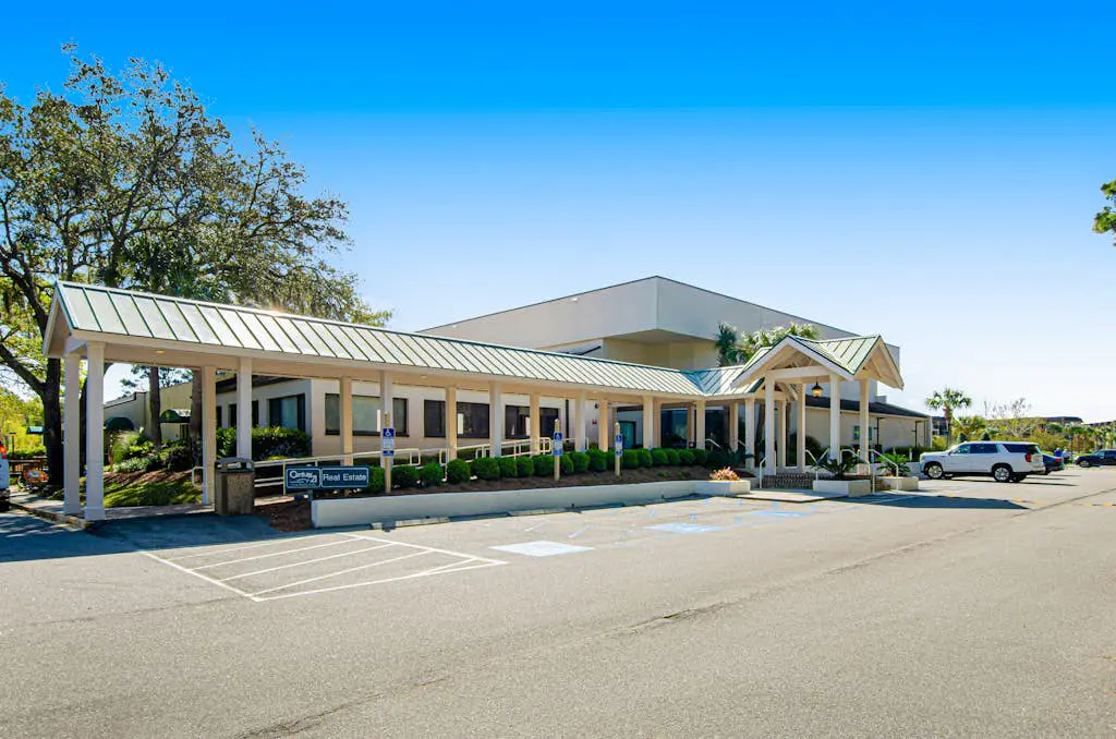 1st floor condo with  balcony, pools, tennis & close to beach