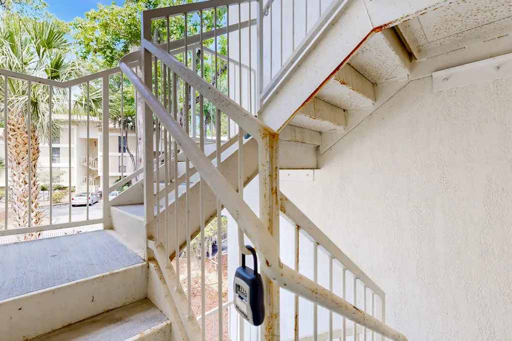 Tranquil condo with two outdoor pools, bike paths and beach access