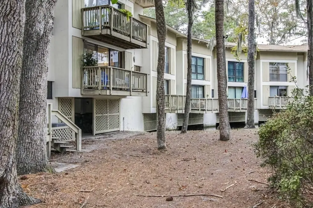 Tranquil condo with two outdoor pools, bike paths and beach access