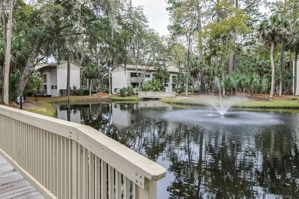 Tranquil condo with two outdoor pools, bike paths and beach access