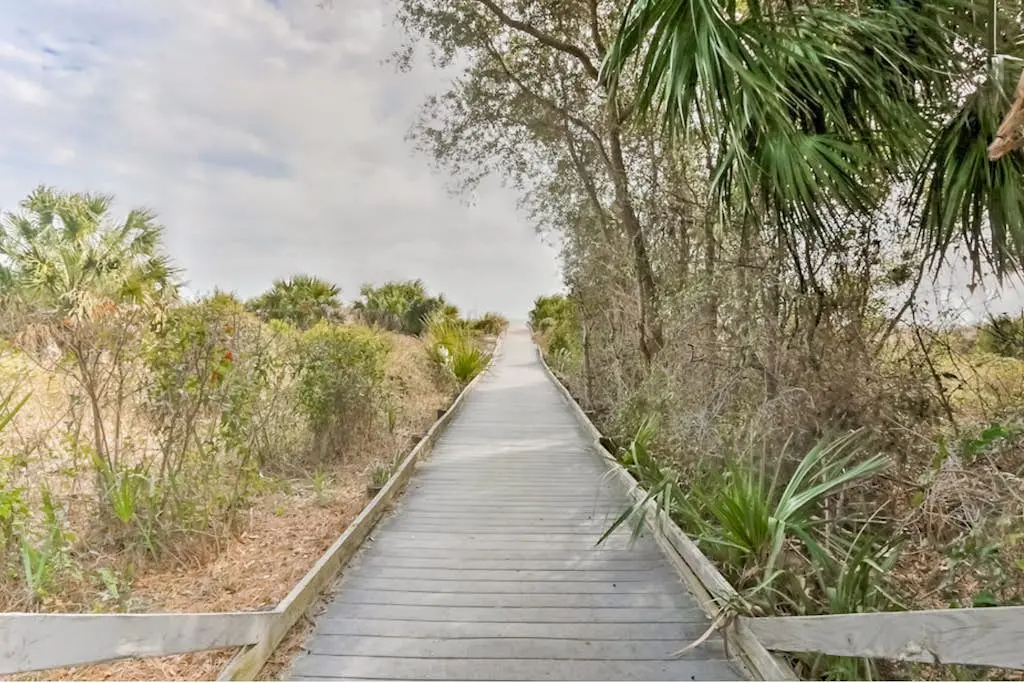 Tranquil condo with two outdoor pools, bike paths and beach access