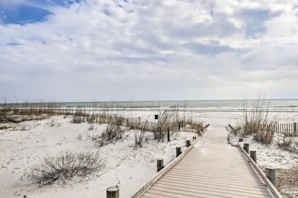 Tranquil condo with two outdoor pools, bike paths and beach access