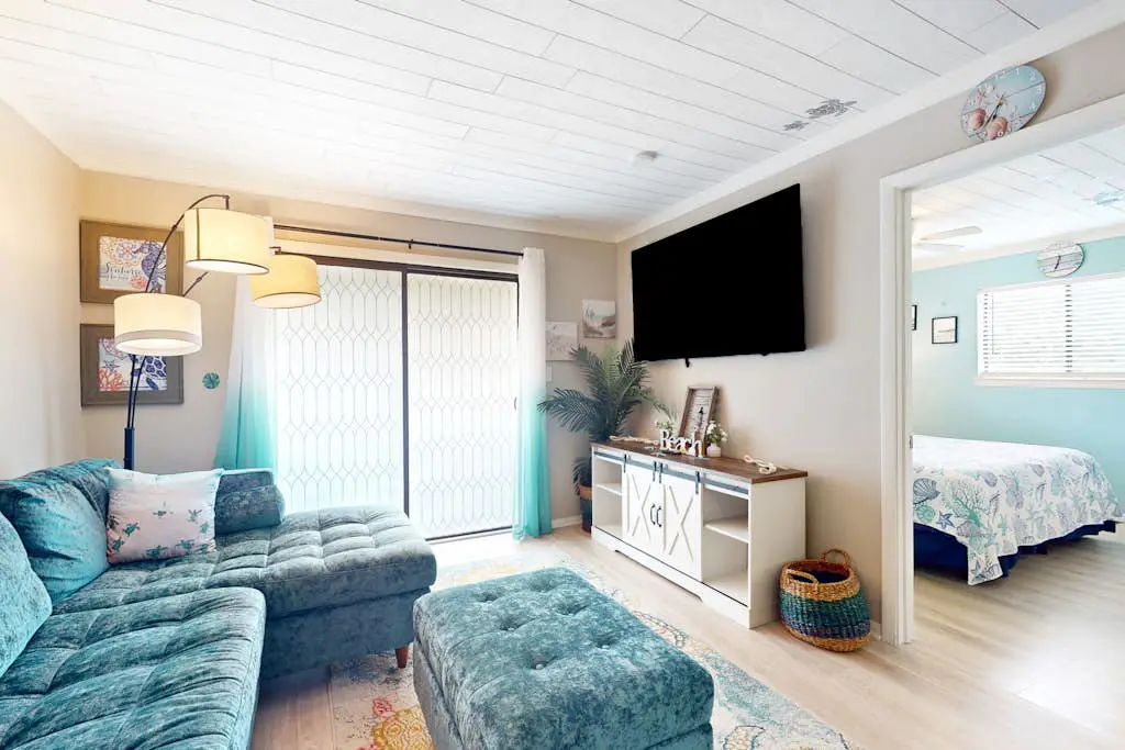 3rd Floor Villa with Private Washer & Dryer, Central AC - Shared Pools