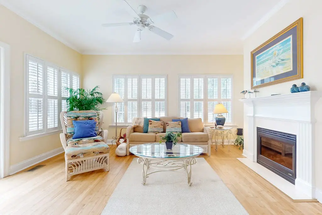 1st Floor Villa with pool, tennis, central AC, & washer dryer