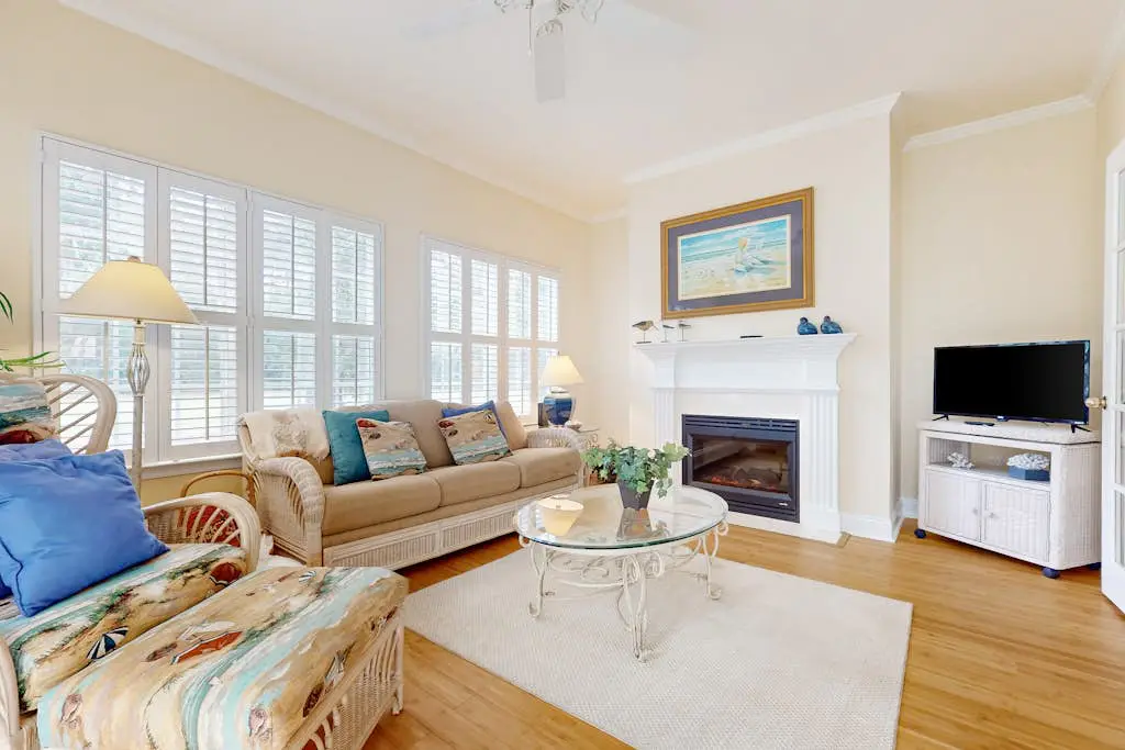 1st Floor Villa with pool, tennis, central AC, & washer dryer