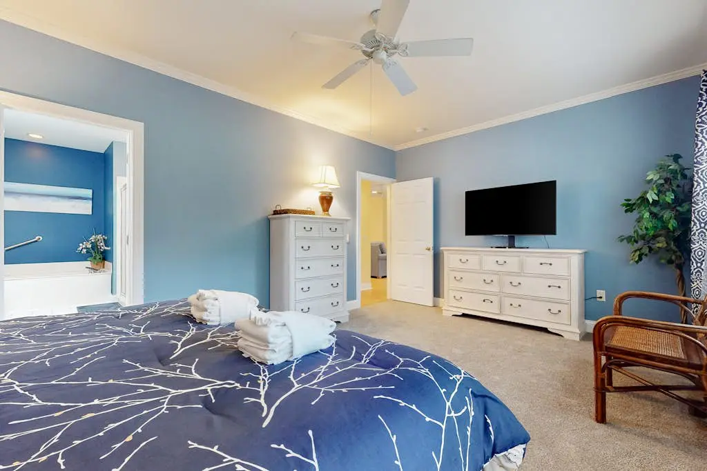 1st Floor Villa with pool, tennis, central AC, & washer dryer