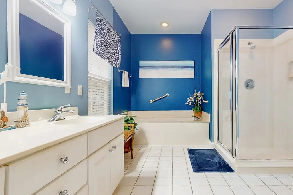 1st Floor Villa with pool, tennis, central AC, & washer dryer