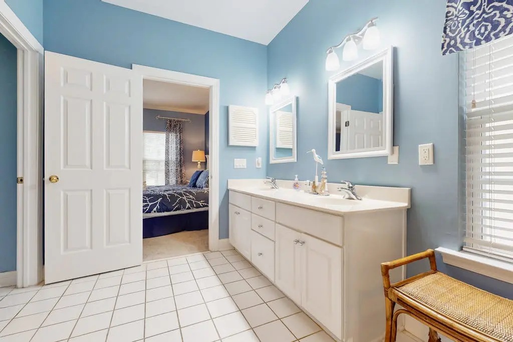 1st Floor Villa with pool, tennis, central AC, & washer dryer