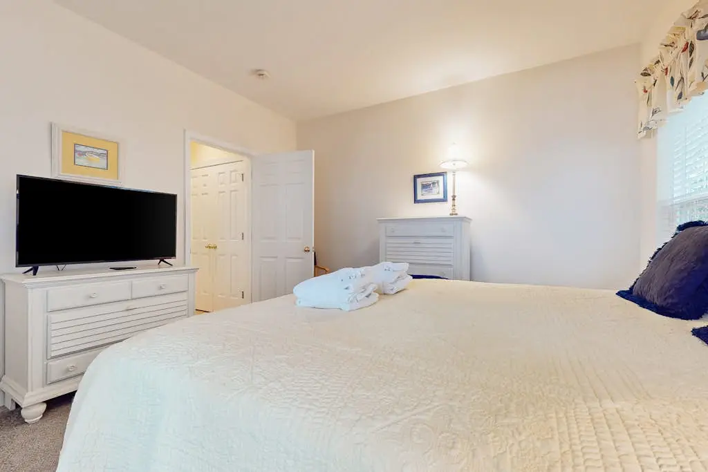 1st Floor Villa with pool, tennis, central AC, & washer dryer