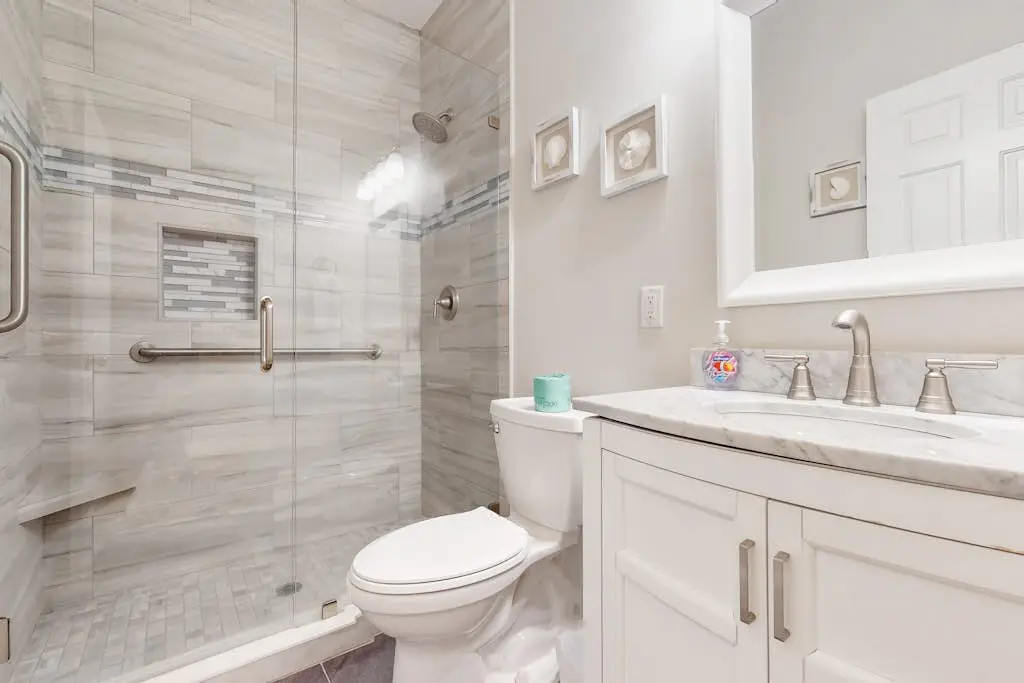 1st Floor Villa with pool, tennis, central AC, & washer dryer