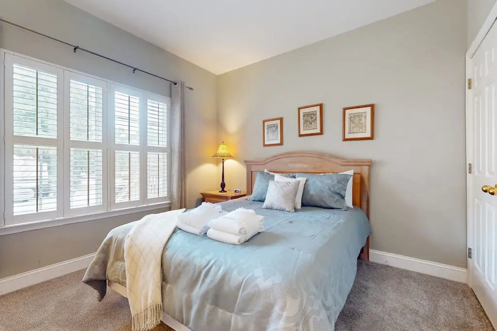 1st Floor Villa with pool, tennis, central AC, & washer dryer