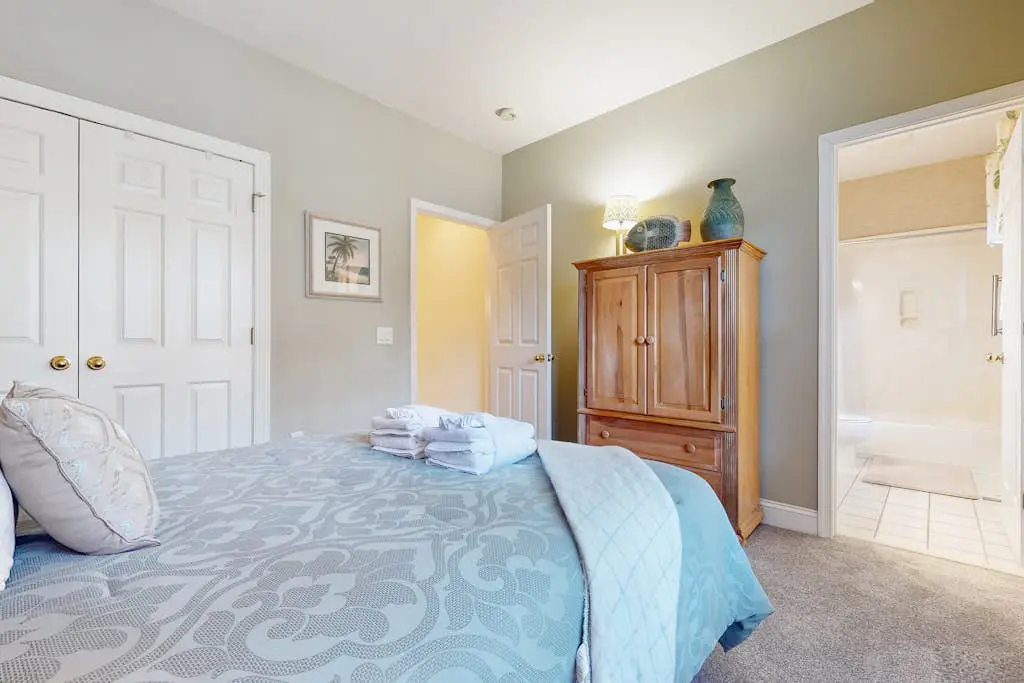1st Floor Villa with pool, tennis, central AC, & washer dryer