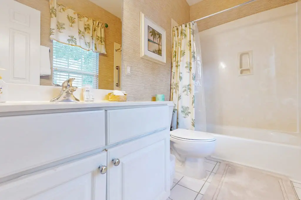 1st Floor Villa with pool, tennis, central AC, & washer dryer