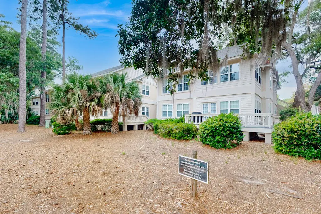 1st Floor Villa with pool, tennis, central AC, & washer dryer