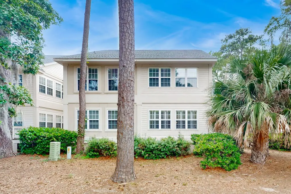 1st Floor Villa with pool, tennis, central AC, & washer dryer