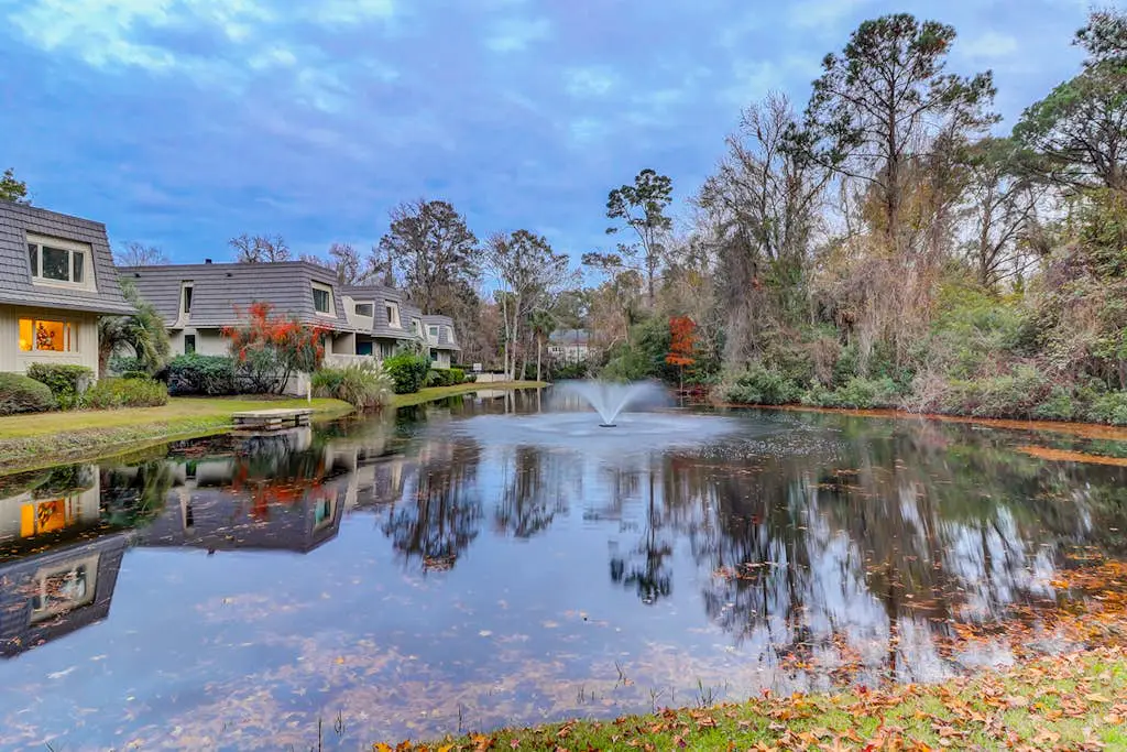 1st Floor Villa with pool, tennis, central AC, & washer dryer