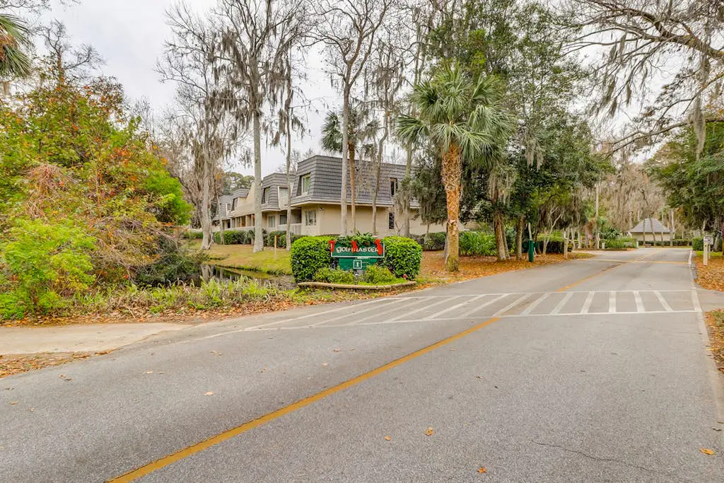1st Floor Villa with pool, tennis, central AC, & washer dryer