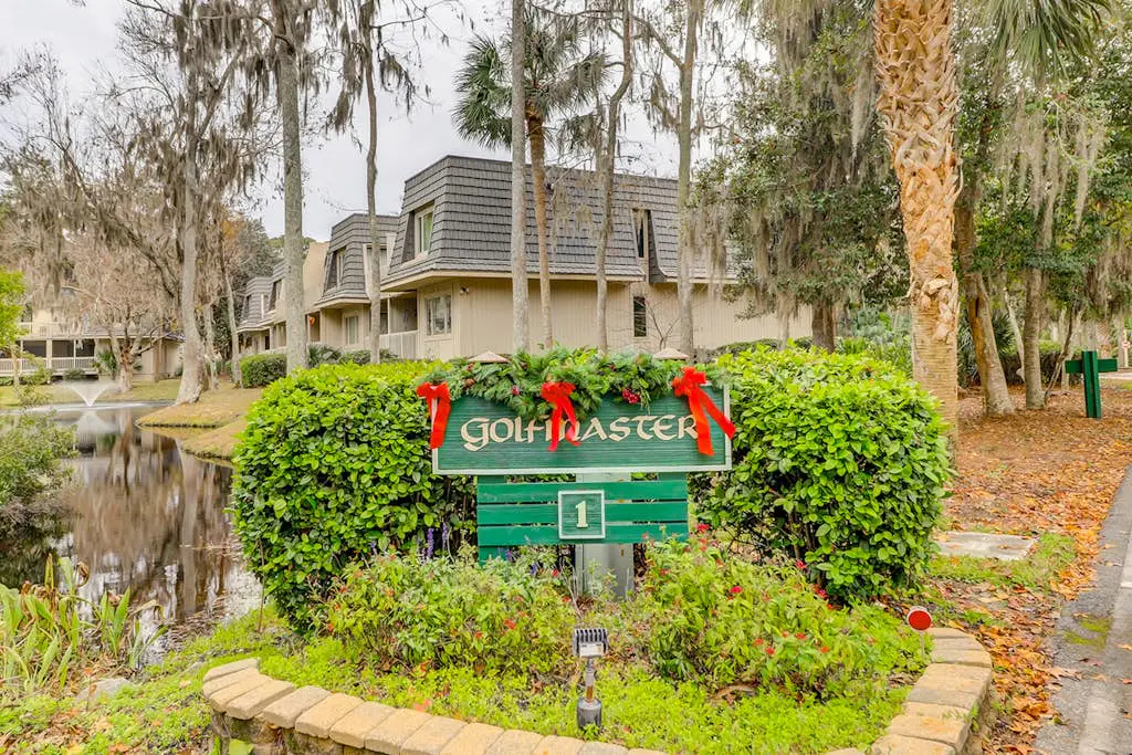 1st Floor Villa with pool, tennis, central AC, & washer dryer