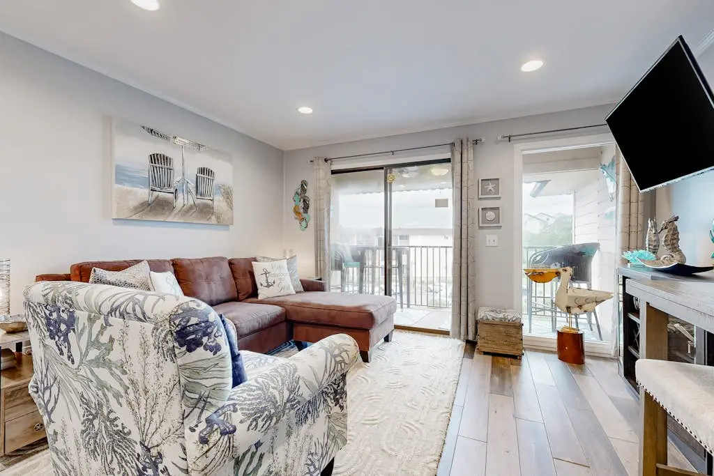 3rd floor Condo, pool, tennis/pickleball, bike rentals & close to beach