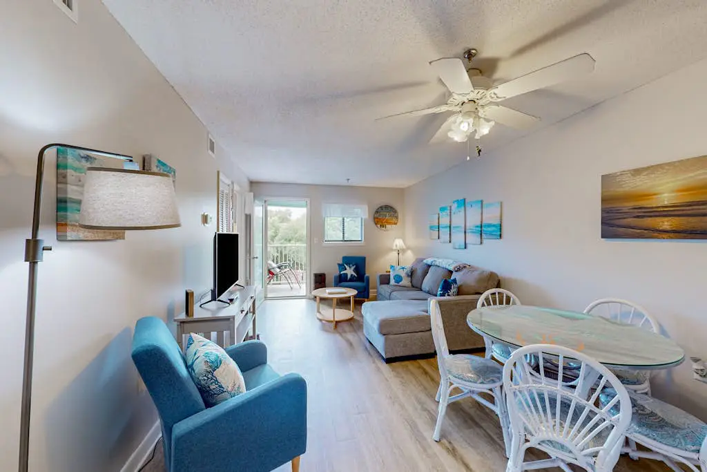Beach condo with balcony, pools, & hot tub- near golf & beach