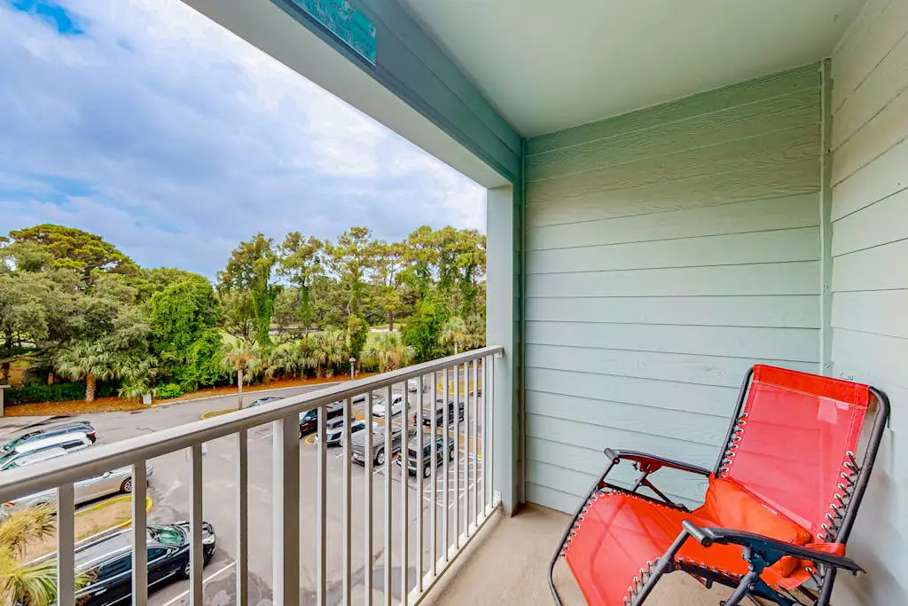 Beach condo with balcony, pools, & hot tub- near golf & beach