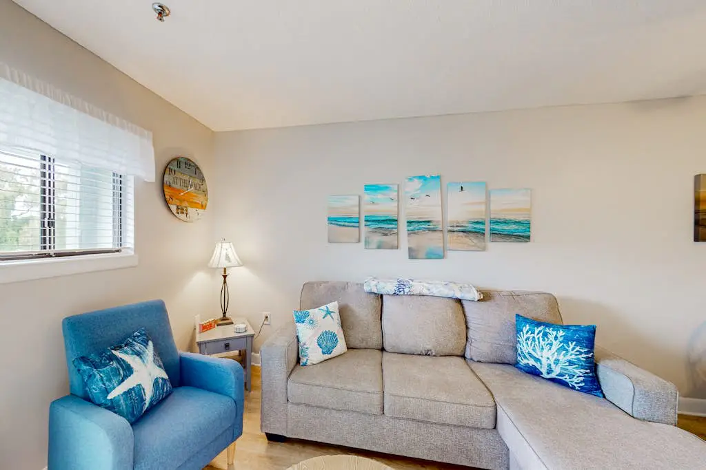 Beach condo with balcony, pools, & hot tub- near golf & beach