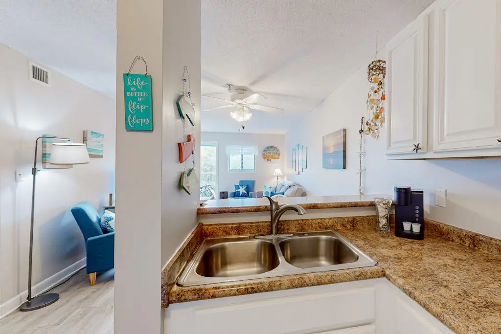 Beach condo with balcony, pools, & hot tub- near golf & beach