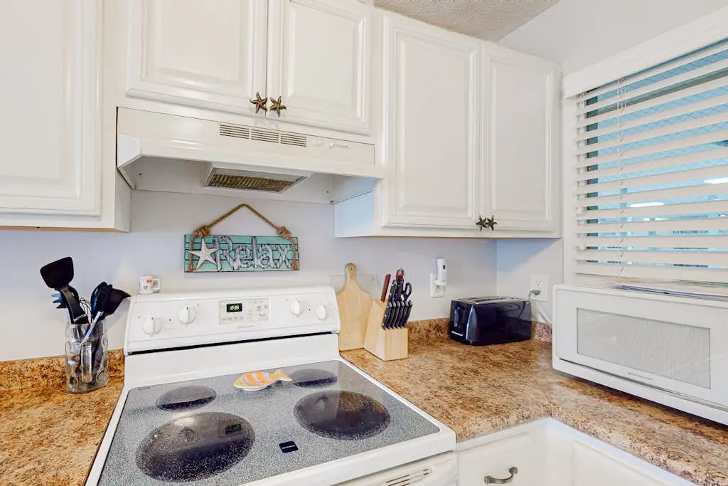 Beach condo with balcony, pools, & hot tub- near golf & beach