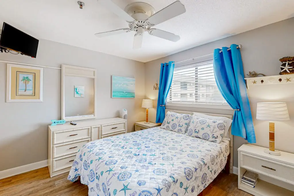 Beach condo with balcony, pools, & hot tub- near golf & beach
