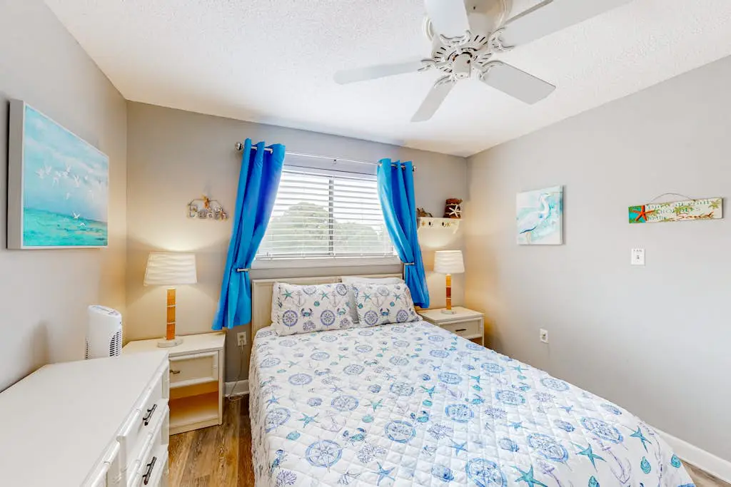 Beach condo with balcony, pools, & hot tub- near golf & beach