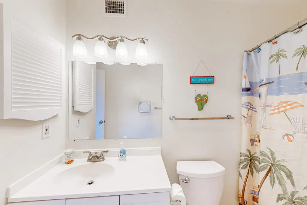Beach condo with balcony, pools, & hot tub- near golf & beach