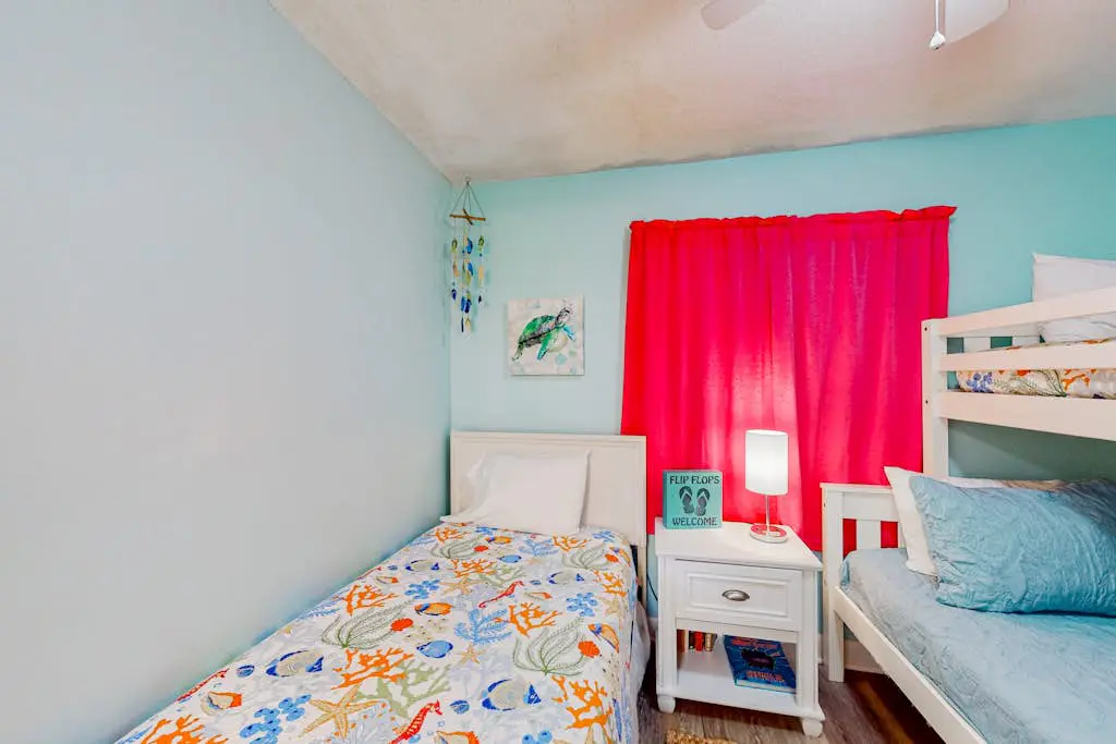 Beach condo with balcony, pools, & hot tub- near golf & beach