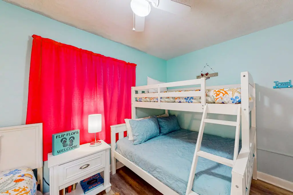 Beach condo with balcony, pools, & hot tub- near golf & beach